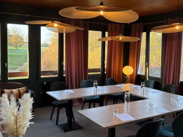 Salon-Club-salle-reunion-Table-du-Golf
